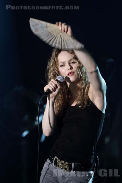 VANESSA PARADIS - 2010-06-26 - PARIS - Hippodrome de Longchamp - 